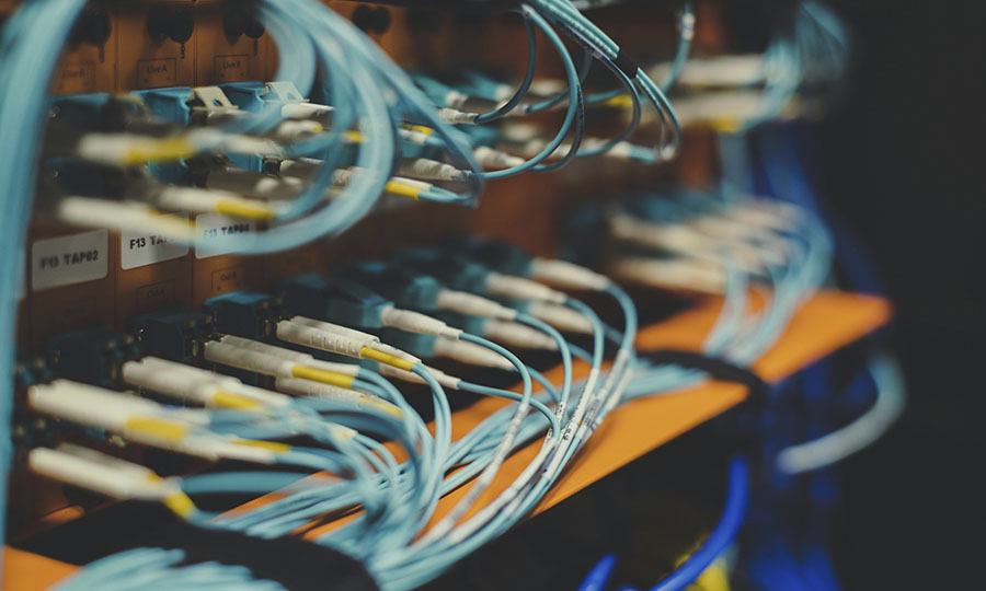 Cables que estan conectado a un cuadro electrico