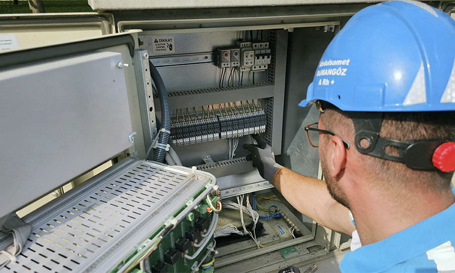 Hombre comprobando el funcionamiento de u cuadro electrico